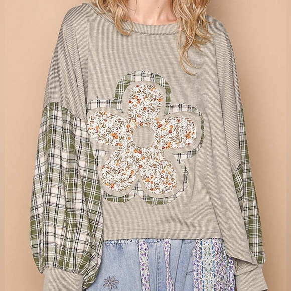 POL Tops - 96. NWOT POL Pullover Green Plaid Floral Flower Patch Applique Long Sleeve Top